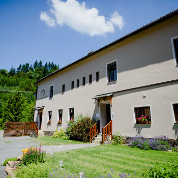 EB69BDB5-B2A2-4F7E-A1C8-EFCB6591BB02